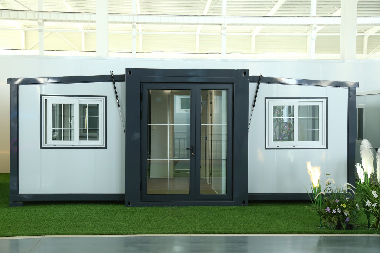 Expandable Prefab Tiny Home with Bathroom, Kitchen & Modern Villa-Style Design